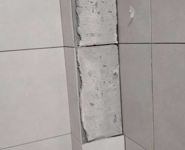 邻水瓷砖空鼓维修公司分享下瓷砖施工前基层浇水润湿程度不足，可能导致以下问题