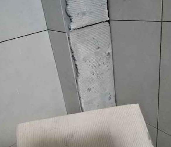 邻水瓷砖空鼓维修公司分享下厨房瓷砖脱落的补救措施。
